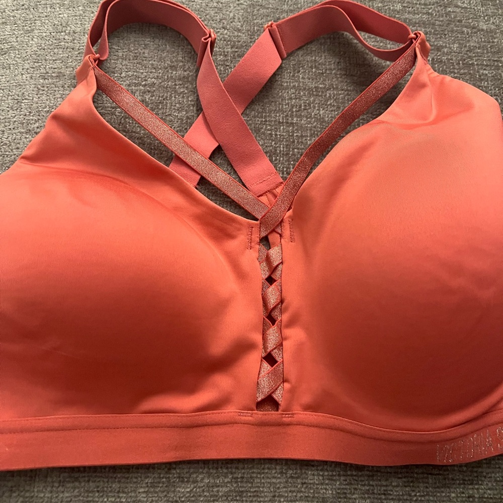 Victoria’s Secret women sports bra. Size 34 DD